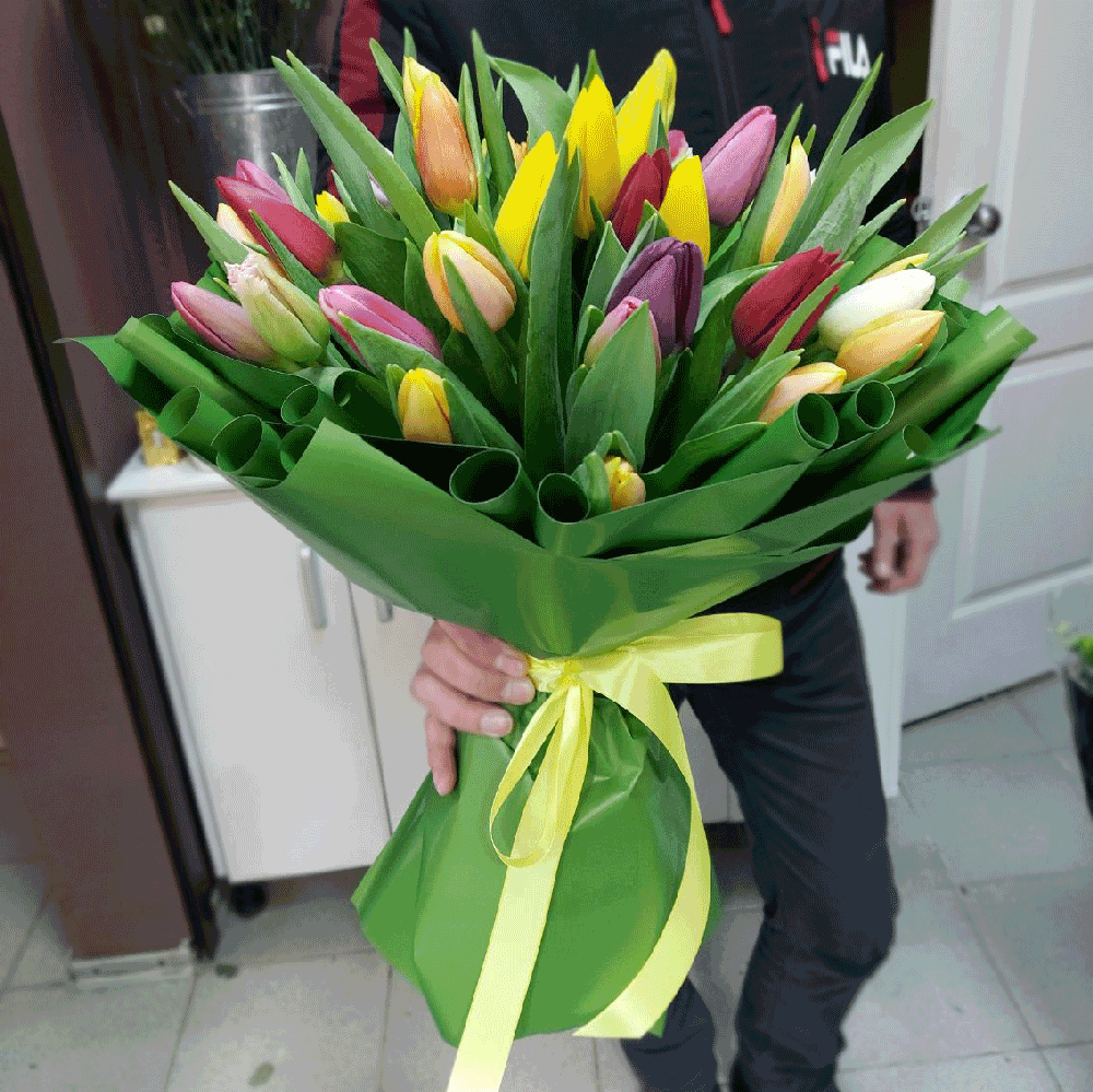 Букет разноцветных тюльпанов. Букет из разноцветных тюльпанов. 35 Разноцветных тюльпанов. Тюльпаны перевязанные лентой
